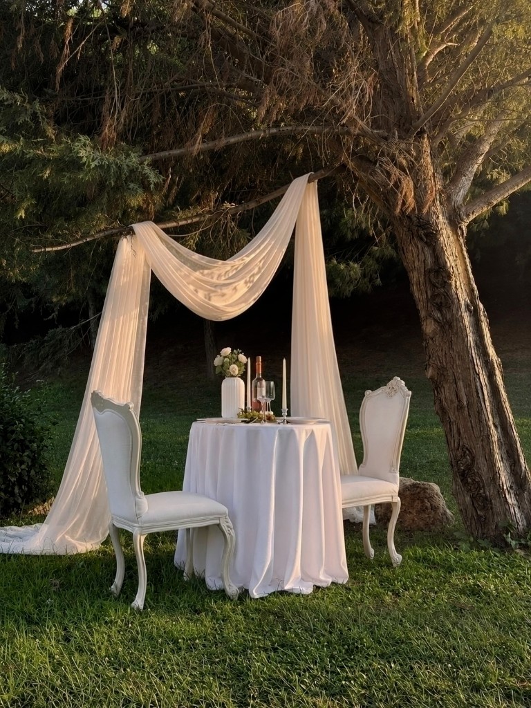 Beyaz tül kemerli iki kişilik bahçe sofrası